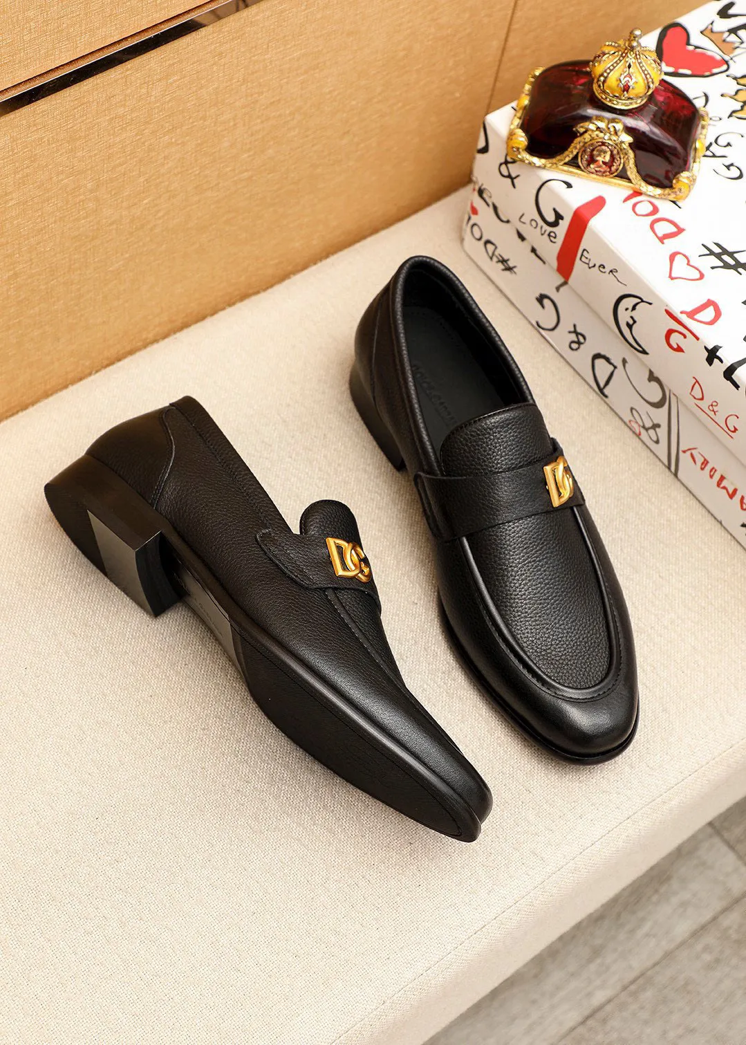 Men's clothing and shoes 💰460 💐DG top quality🔍🔍Men's new leather shoes🚹Sold simultaneously at counters⚠The uppers are imported open-edge beaded cowhide leather uppers from Italy, fully imported cowhide leather lining + classic hardware buckles, completely 1⃣️to 1⃣️reproduction🇮🇹💪💪, ⚠ Sole: The original sole is specially provided by the original factory. The exclusive movable molded sole is super comfortable. ⚠The original factory follows the order, 🔍🔍high quality, you can enter and exit the counter at will, welcome to compare⚠Size: 38-44 (45.46🉑️Customized)